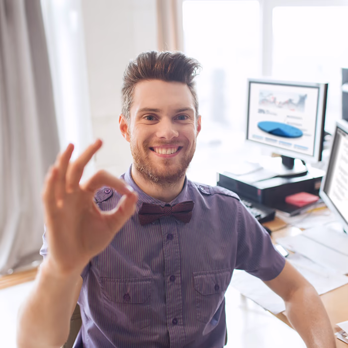 Une personne rassure un collègue avec un sourire professionnel.